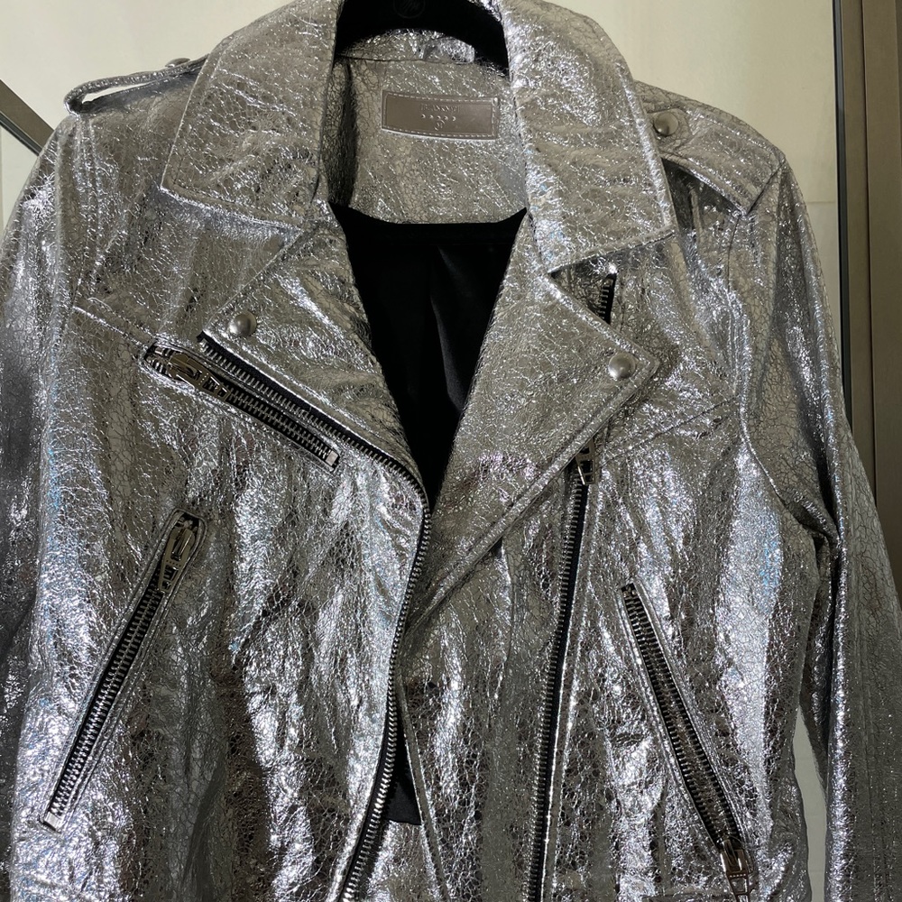 Cute crinkle silver moto jacket. Cropped at waist.
